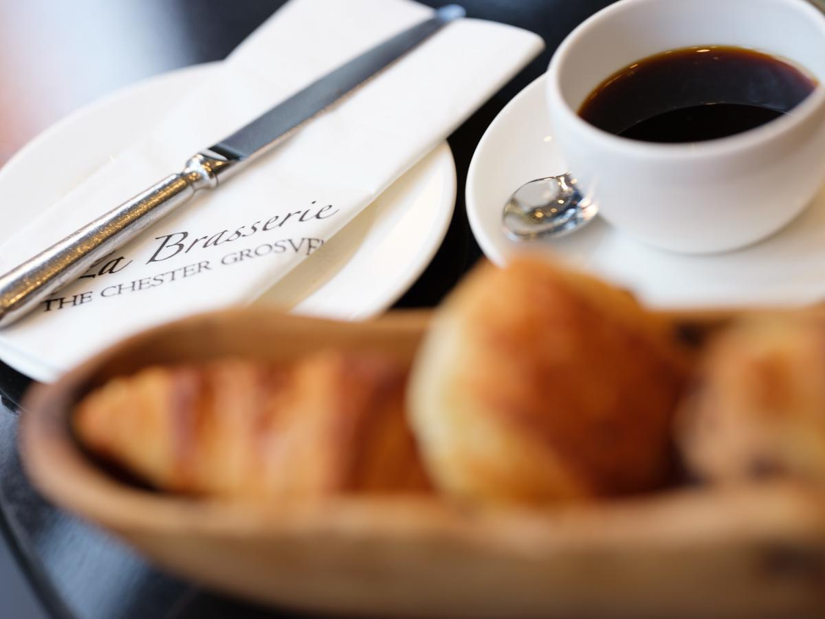 切斯特格罗夫纳酒店 外观 照片 A coffee and croissant at a café in Paris