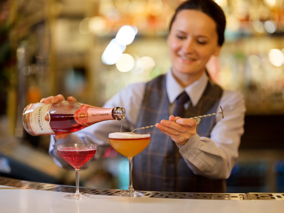 切斯特格罗夫纳酒店 外观 照片 A bartender at work